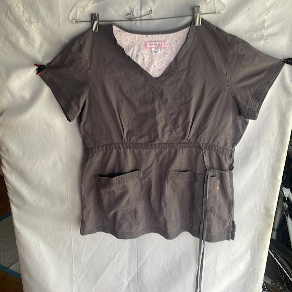 Koi Grey Scrub Top sz Large